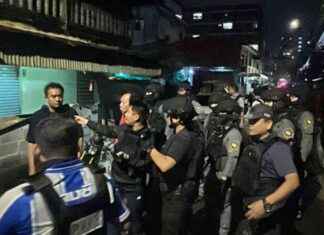 Police Surround House Where Armed Man Holds Child Hostage news-03102024-225456